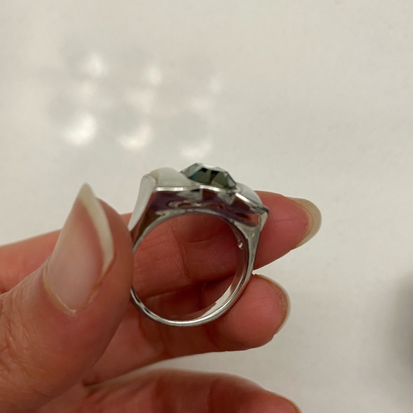 Green Stone and mother of Pearl Bow style Silver tone Ring New - Picture 6 of 10